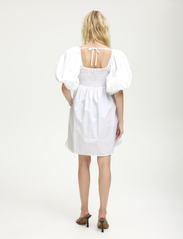 Gestuz - BeraGZ ss short dress - odzież imprezowa w cenach outletowych - bright white - 3