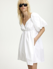 Gestuz - BeraGZ ss short dress - odzież imprezowa w cenach outletowych - bright white - 4