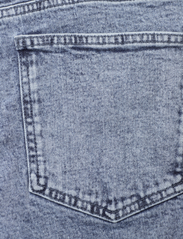 Gestuz - JaniceGZ LW straight jeans - džinsa bikses ar tievām starām - washed mid blue - 4