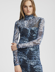 Gestuz - EwaGZ P long dress - fodralklänningar - grey blue ripple - 1