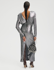 Gestuz - EiraGZ long dress - festkläder till outletpriser - silver structure - 4