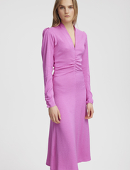 Gestuz - BrinaGZ midi V-neck dress - midi kjoler - super pink - 2