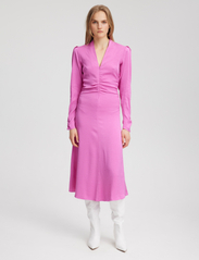 Gestuz - BrinaGZ midi V-neck dress - midi kjoler - super pink - 3