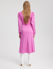 Gestuz - BrinaGZ midi V-neck dress - sukienki do kolan i midi - super pink - 4