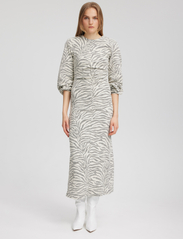 Gestuz - IriaGZ long dress - midikjoler - white tiger - 3