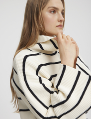Gestuz - GeorgiaGZ short pullover - megztiniai su aukšta apykakle - egret with black stripes - 2