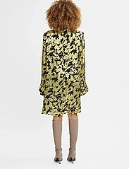 Gestuz - SikuraGZ P silk short dress - odzież imprezowa w cenach outletowych - luminary green leaves - 3