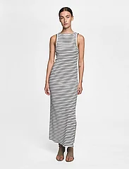 Gestuz - DrewGZ sl reversible stripe dress N - t-shirtkjoler - bright white black stripe - 3