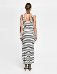 Gestuz - DrewGZ sl reversible stripe dress N - t-shirtkjoler - bright white black stripe - 4