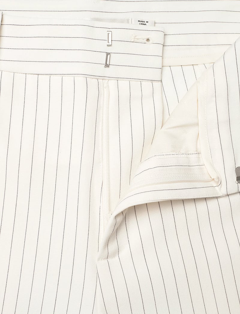 Gestuz - JoelleGZ mel. pinstripe MW pants - kostymbyxor - egret/grey pinstripe - 3