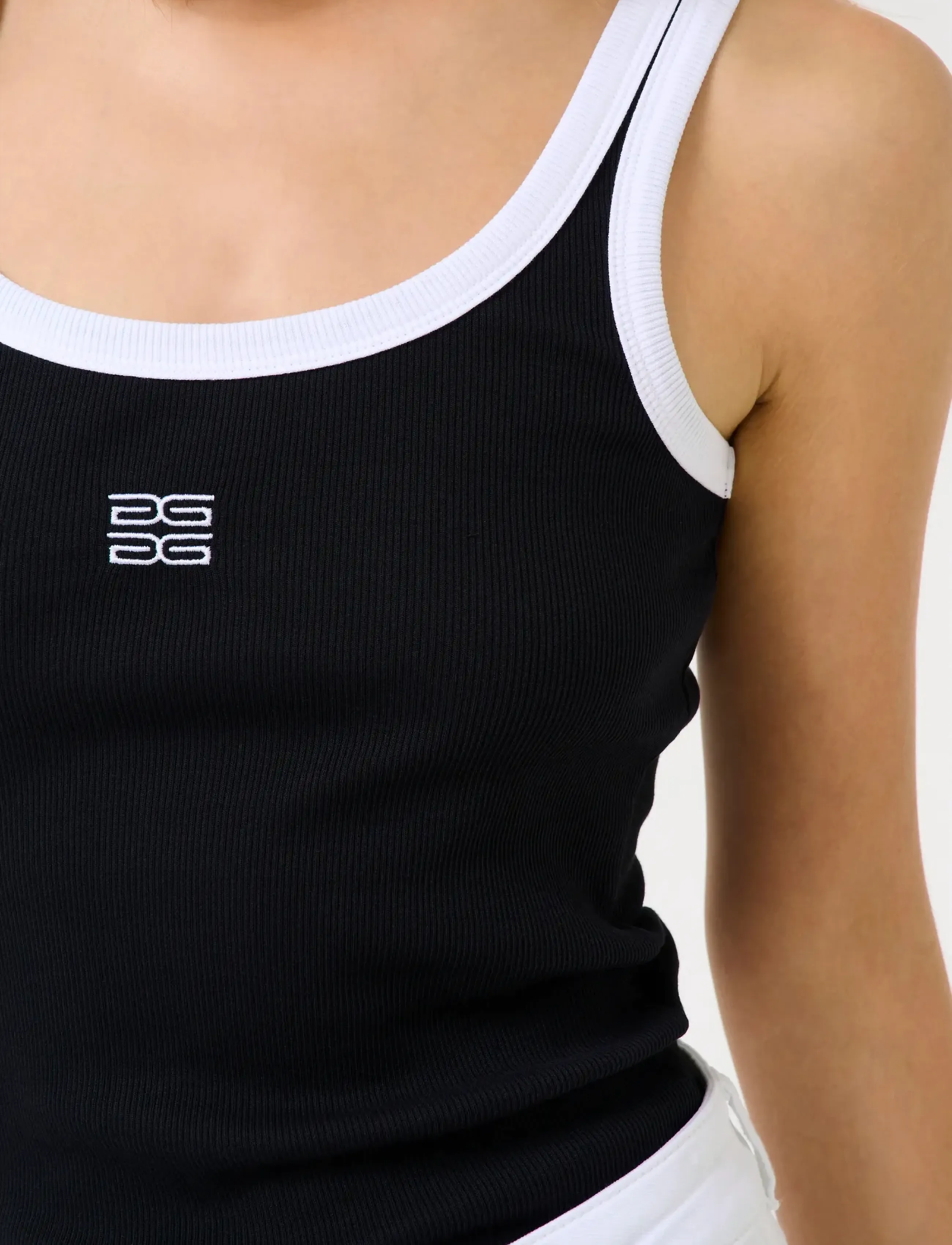 Gestuz - GZdrew contrast logo top - topi bez piedurknēm - black - 5