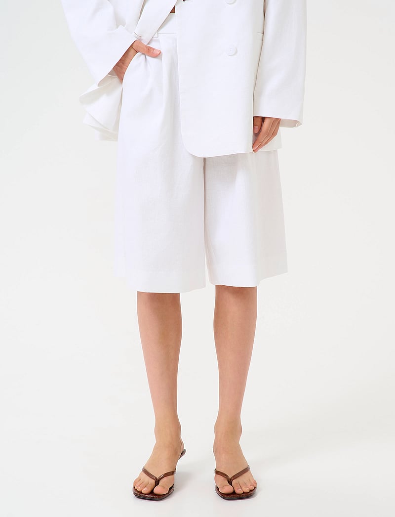 Gestuz - GZizza linen MW shorts - casual shorts - bright white - 0