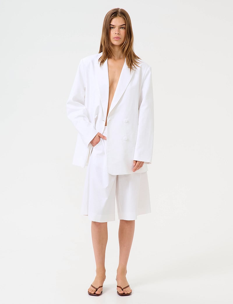 Gestuz - GZizza linen MW shorts - casual shorts - bright white - 3