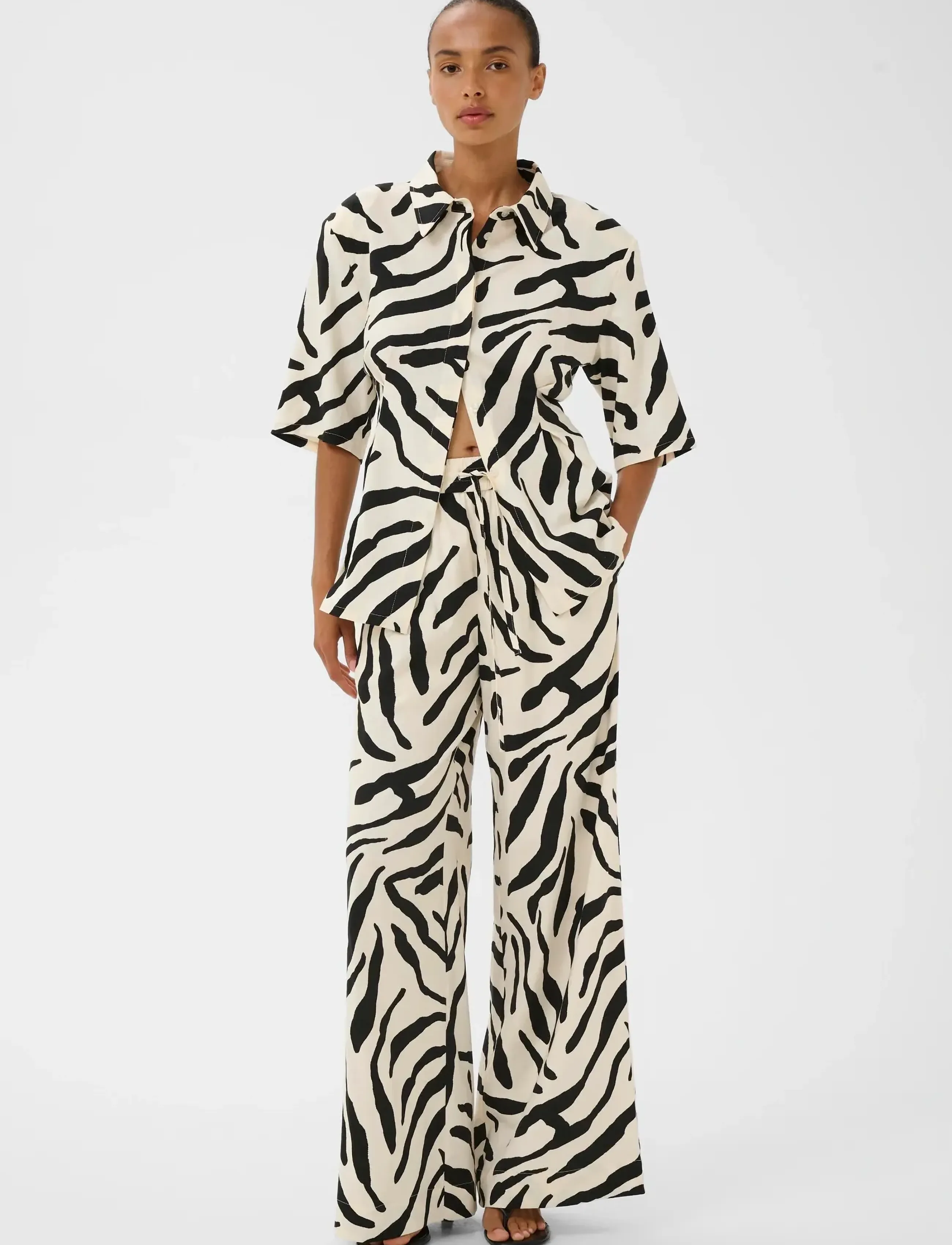 Gestuz - GZzeona P HW pants - wide leg trousers - graphic black white animal - 3