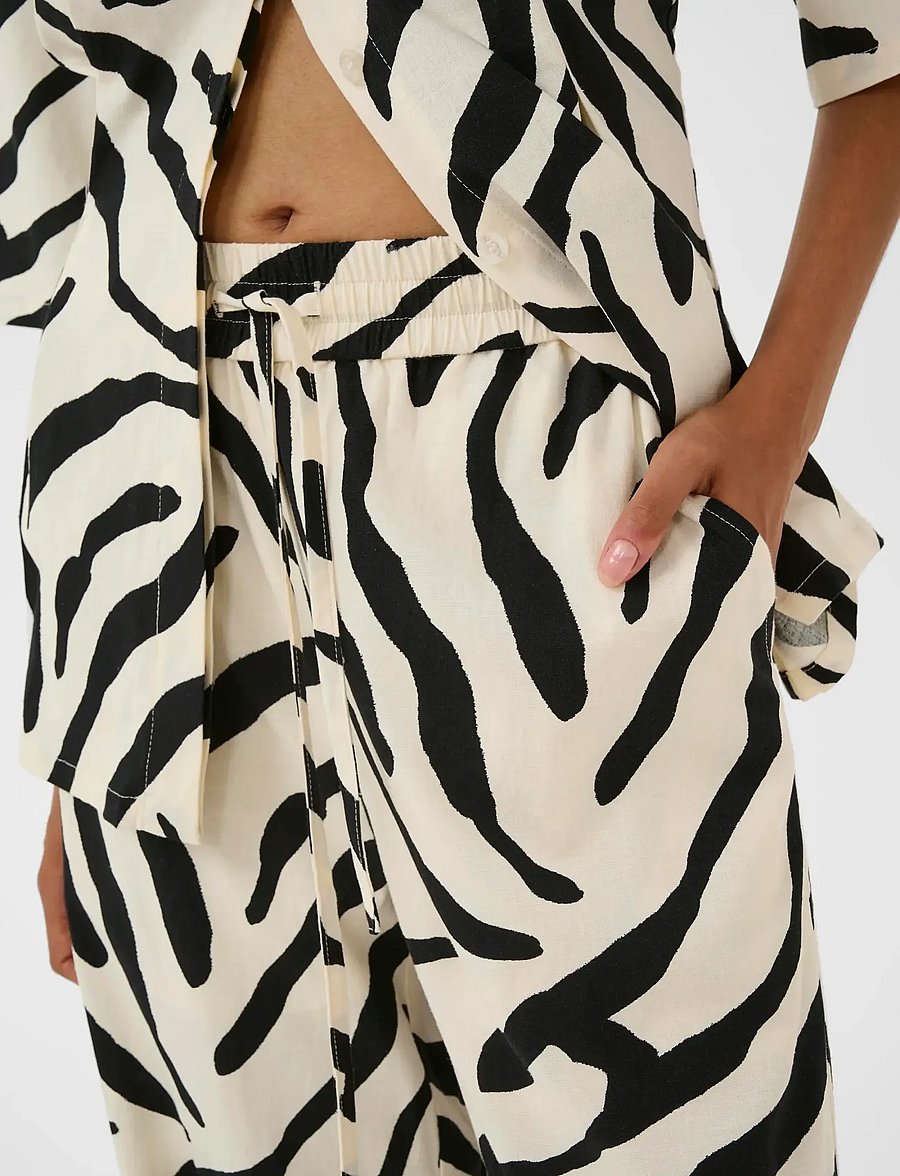 Gestuz - GZzeona P HW pants - laia säärega püksid - graphic black white animal - 5
