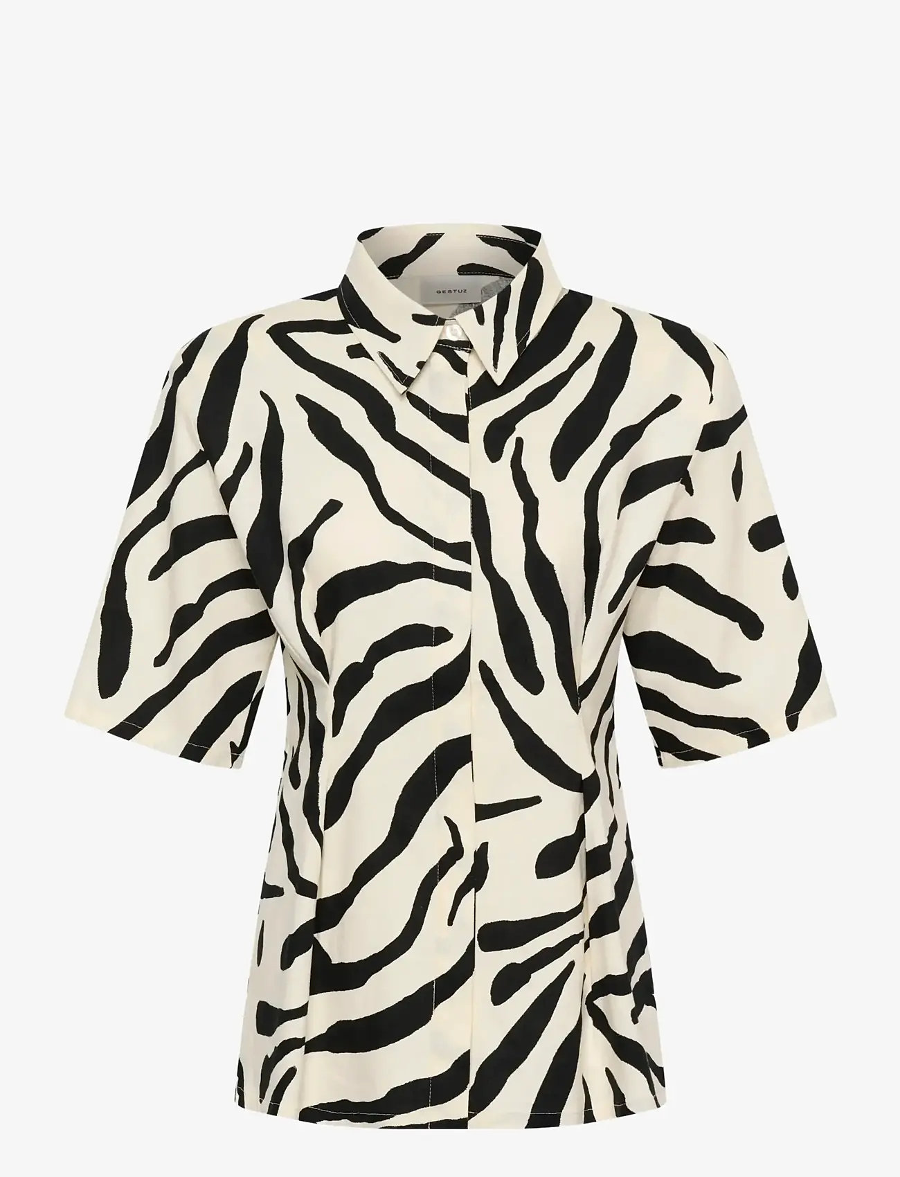 Gestuz - GZzeona P SS shirt - kortærmede skjorter - graphic black white animal - 1