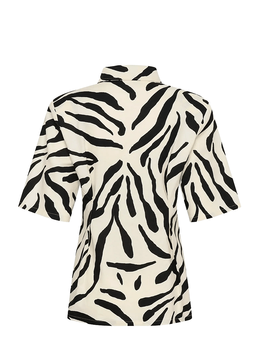 Gestuz - GZzeona P SS shirt - koszule z krótkim rękawem - graphic black white animal - 2