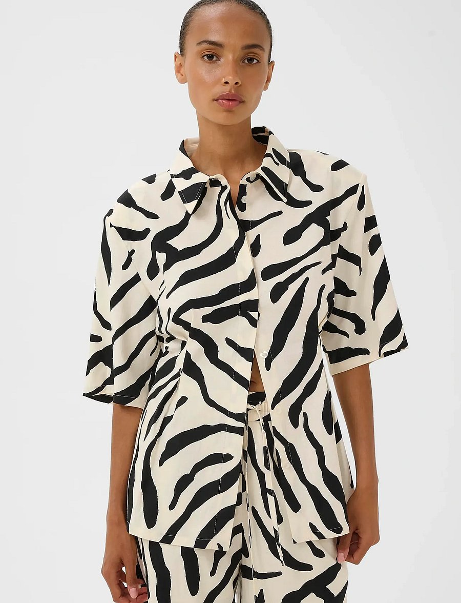 Gestuz - GZzeona P SS shirt - koszule z krótkim rękawem - graphic black white animal - 0