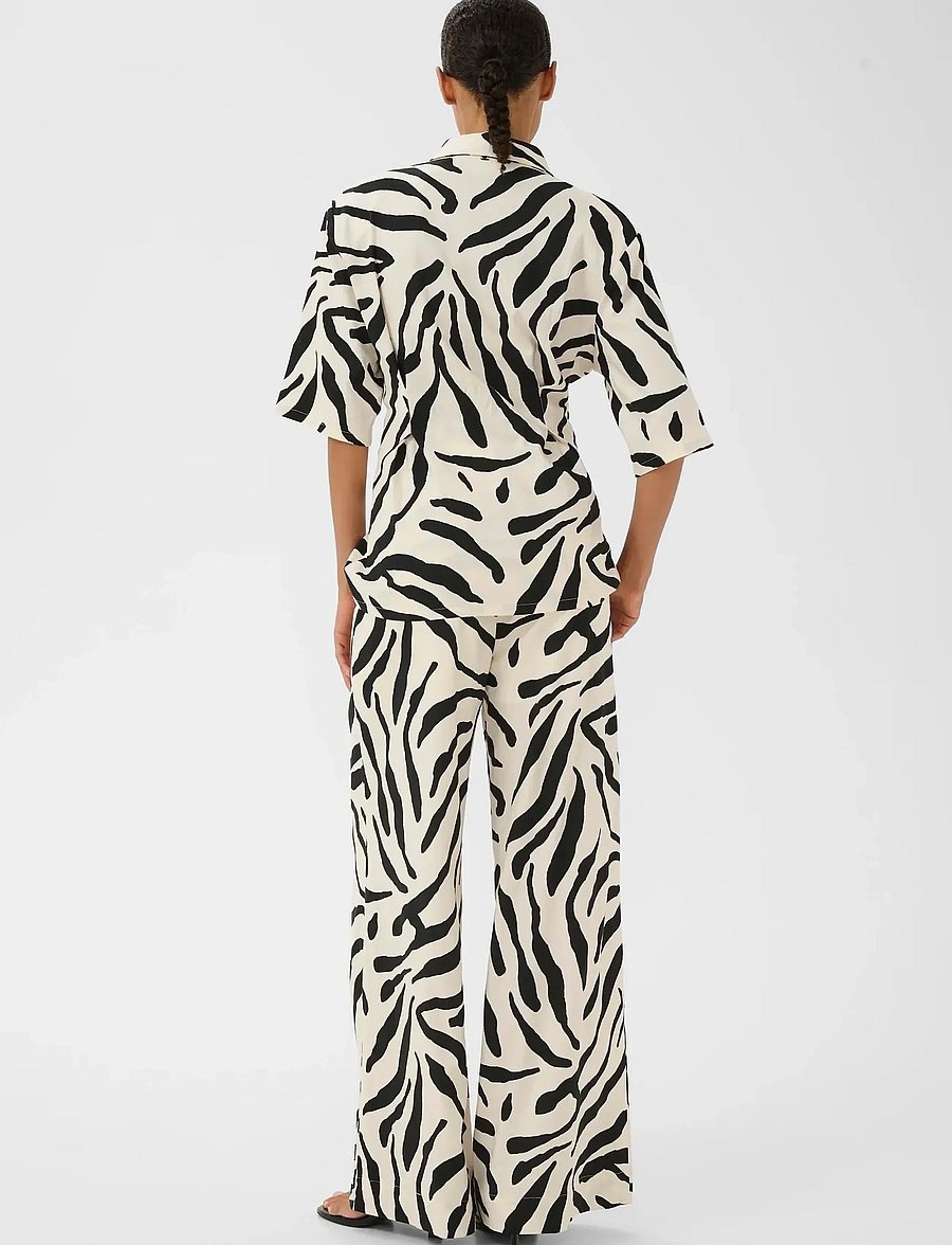 Gestuz - GZzeona P SS shirt - koszule z krótkim rękawem - graphic black white animal - 4