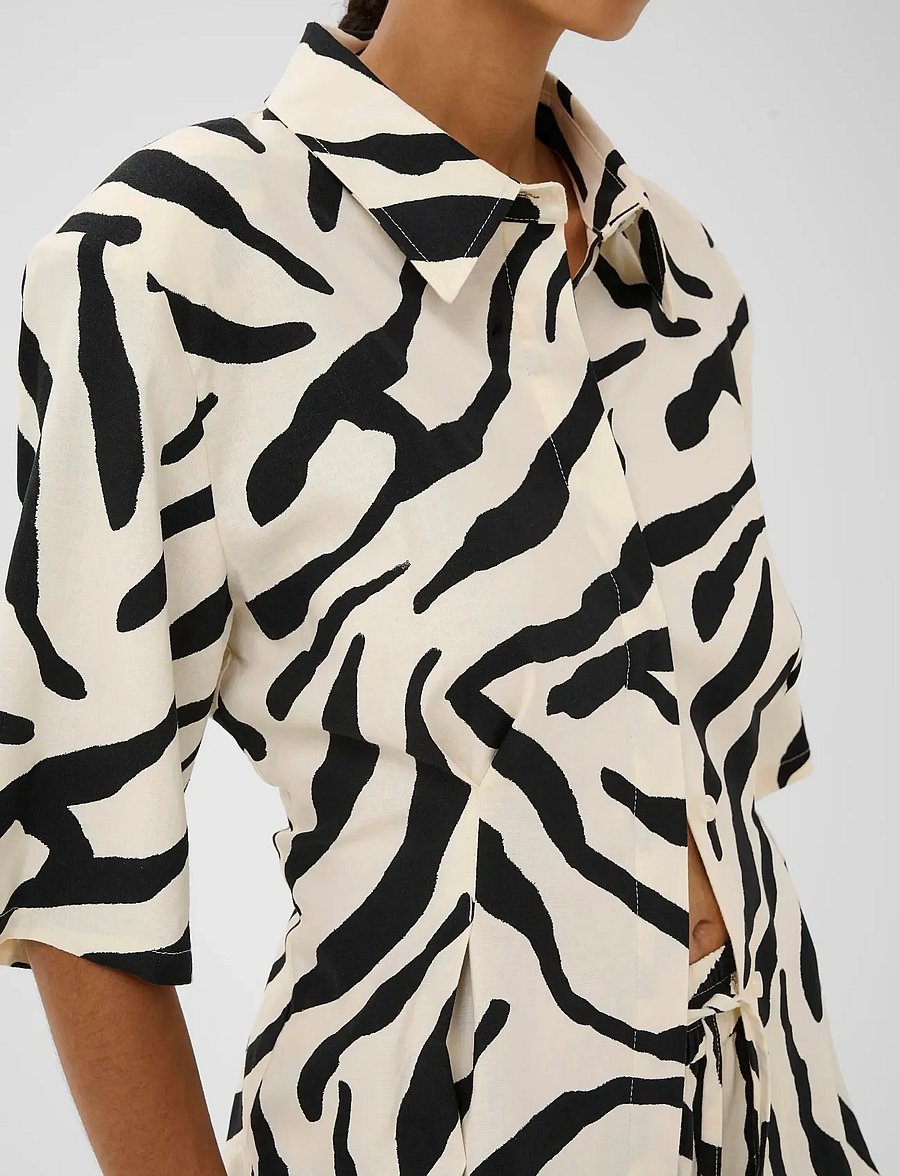 Gestuz - GZzeona P SS shirt - koszule z krótkim rękawem - graphic black white animal - 5