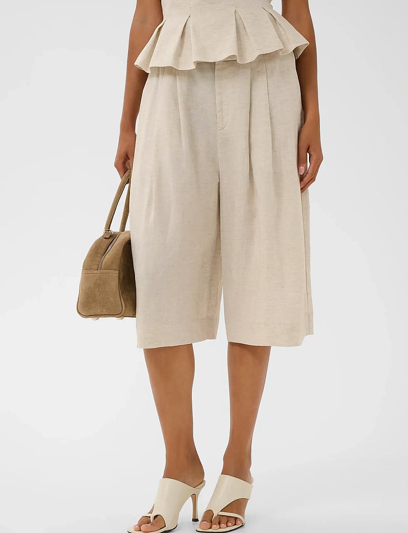 Gestuz - GZriava MW shorts - bermudashorts - light sand melange - 0