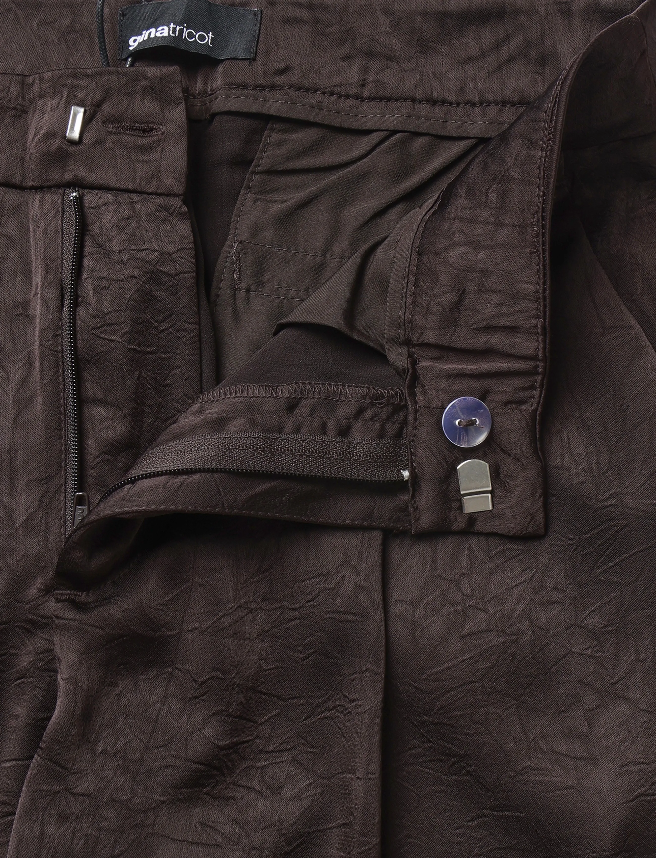 Gina Tricot - Pleated satin trousers - laia säärega püksid - dark brown (7180) - 3