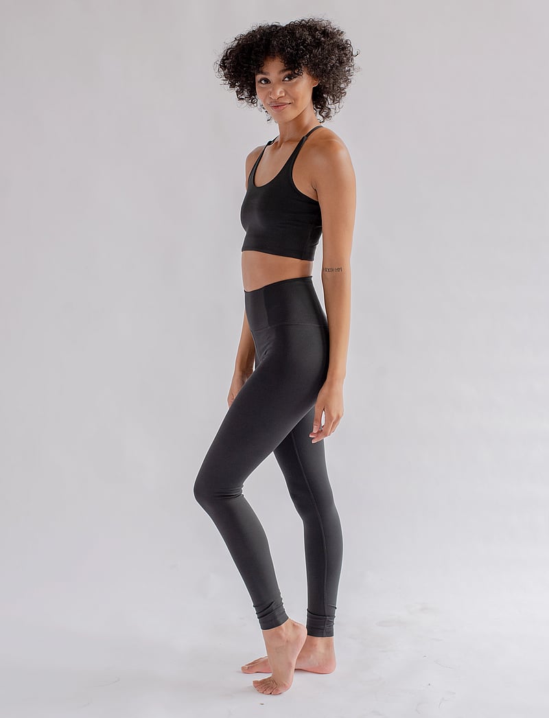 Girlfriend Collective - Float Cleo Halter Bra - låg support - black - 3