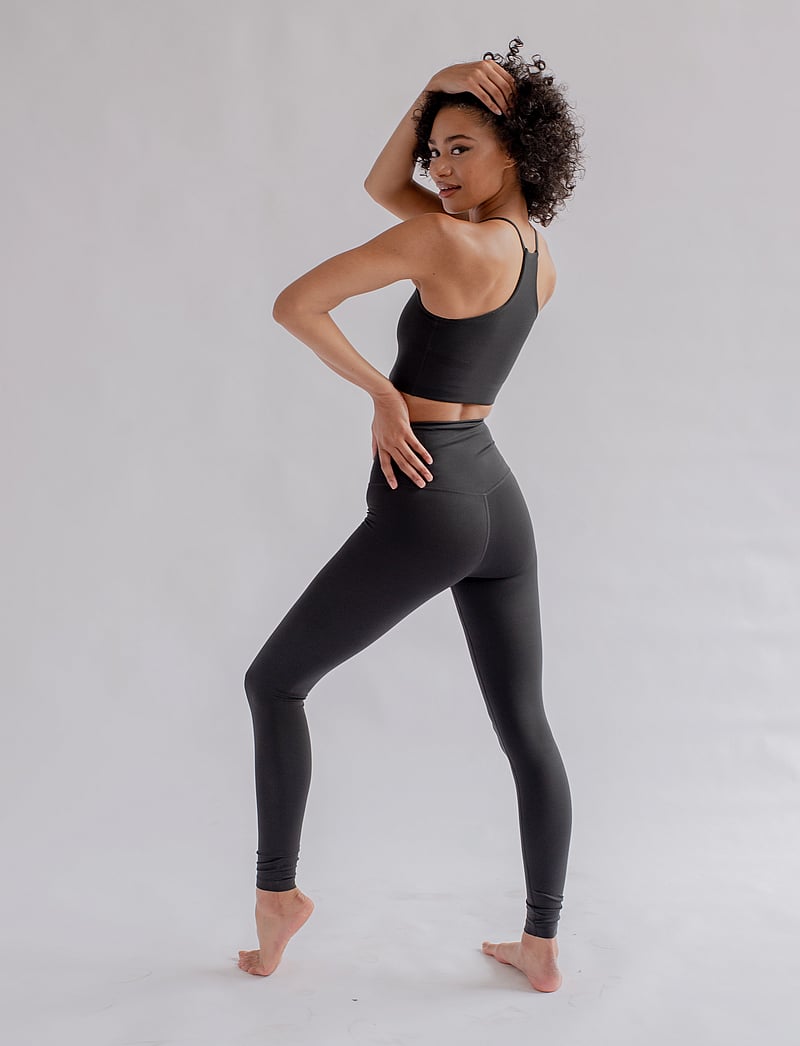 Girlfriend Collective - Float Cleo Halter Bra - låg support - black - 5