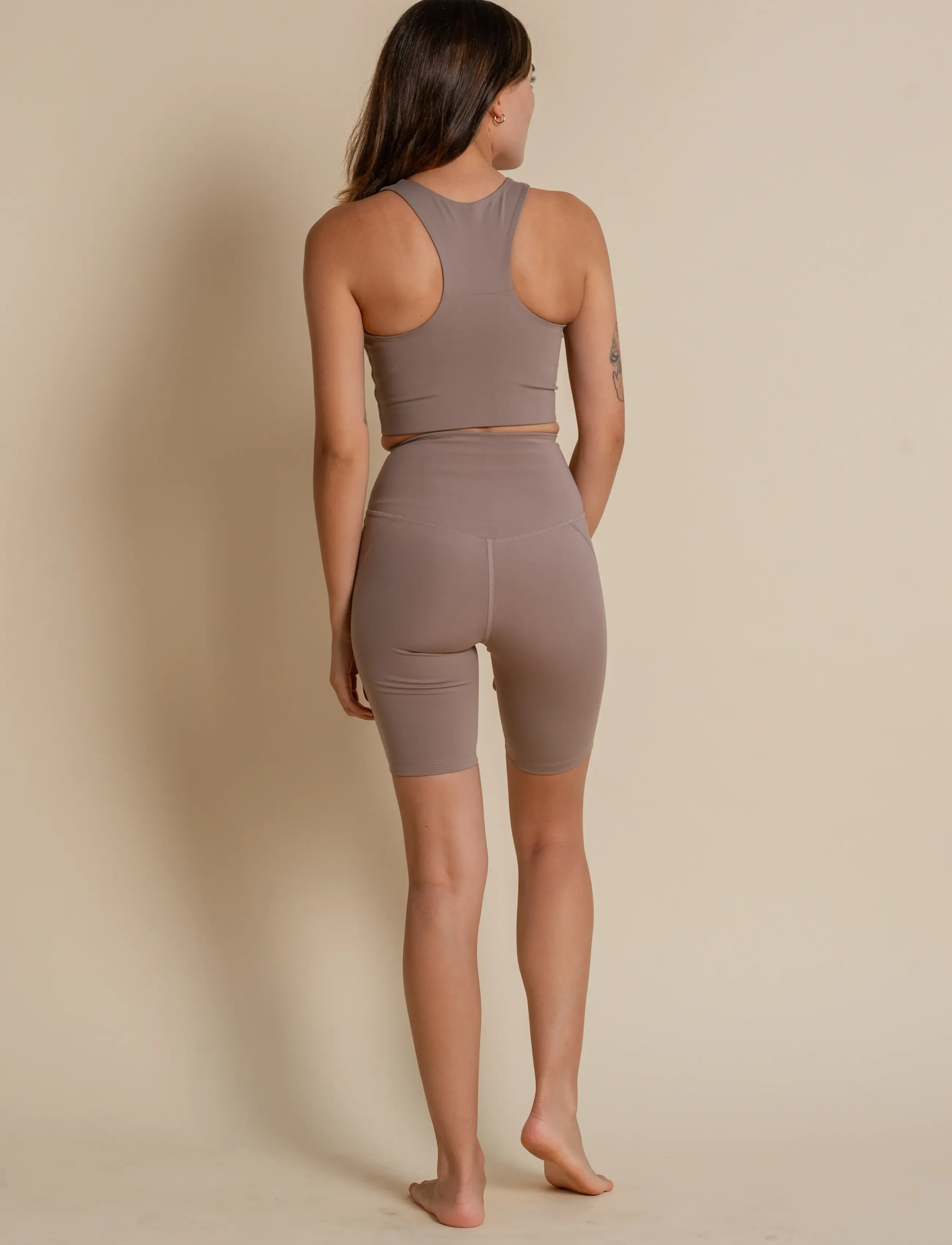Girlfriend Collective - Compressive High-Rise Bike Shorts - trainings-shorts - limestone - 4