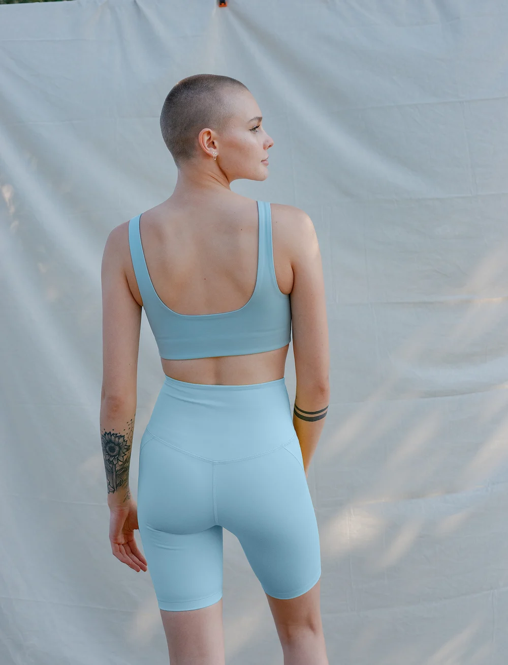 Girlfriend Collective - Compressive High-Rise Bike Shorts - 1/2 længde - sky - 3