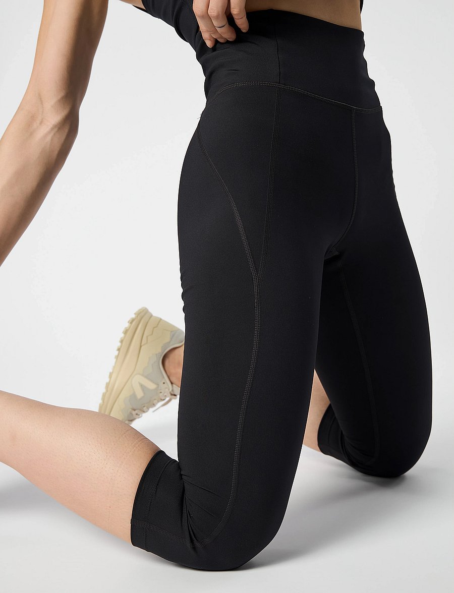 Girlfriend Collective - Compressive High-Rise Legging, Capri - black - 5