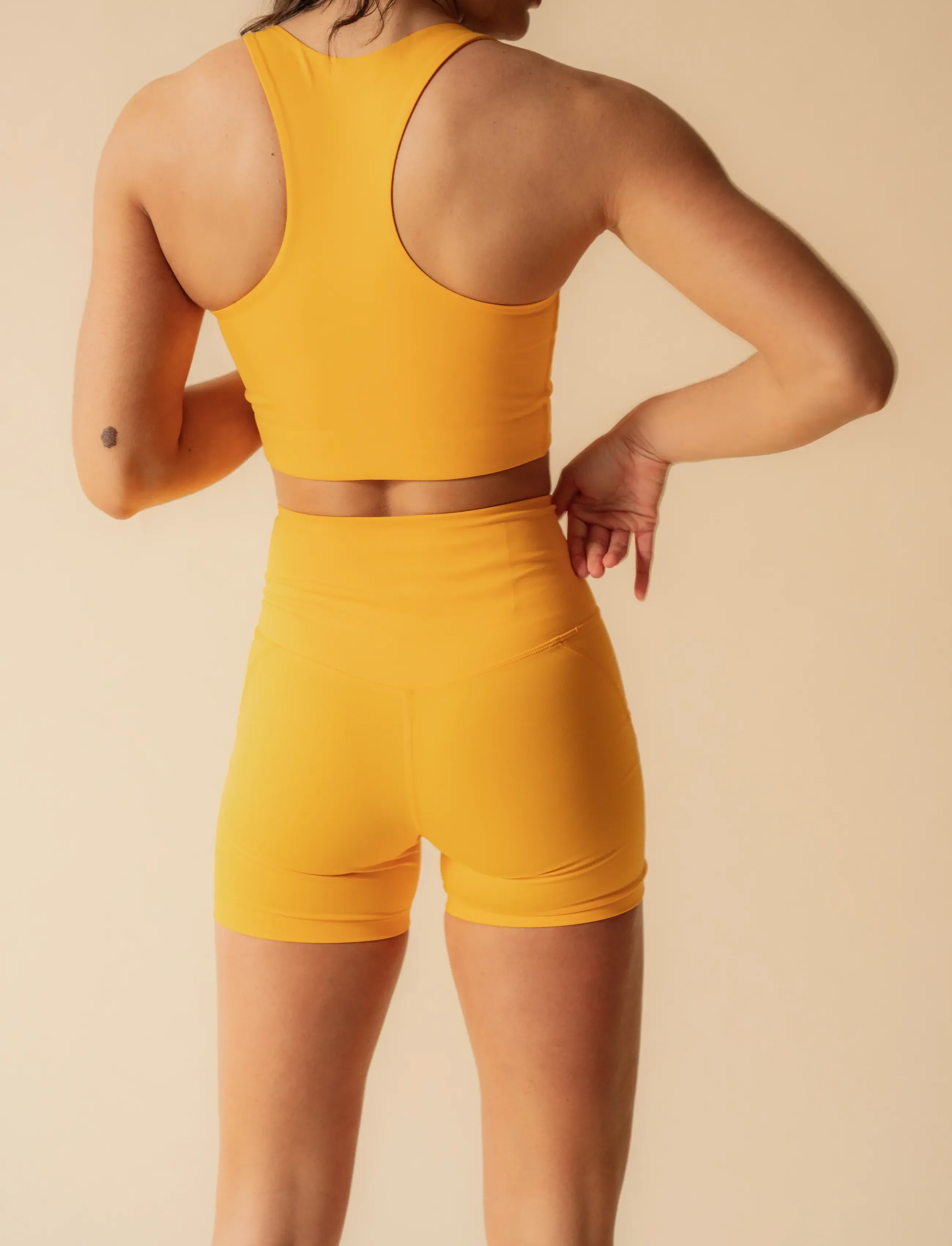 Girlfriend Collective - Compressive High-Rise Run Shorts - træningsshorts - golden glow - 4