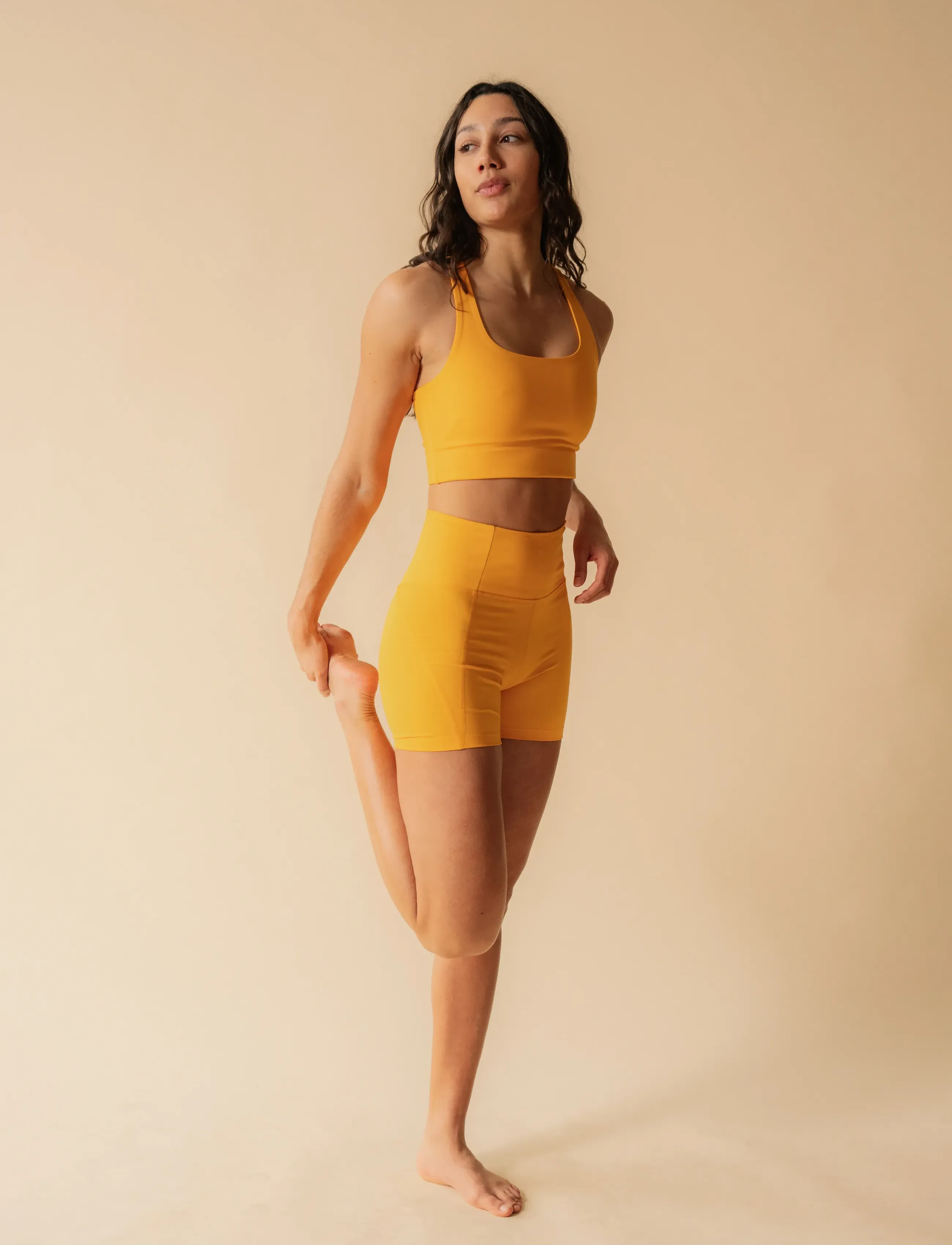 Girlfriend Collective - Compressive High-Rise Run Shorts - træningsshorts - golden glow - 5