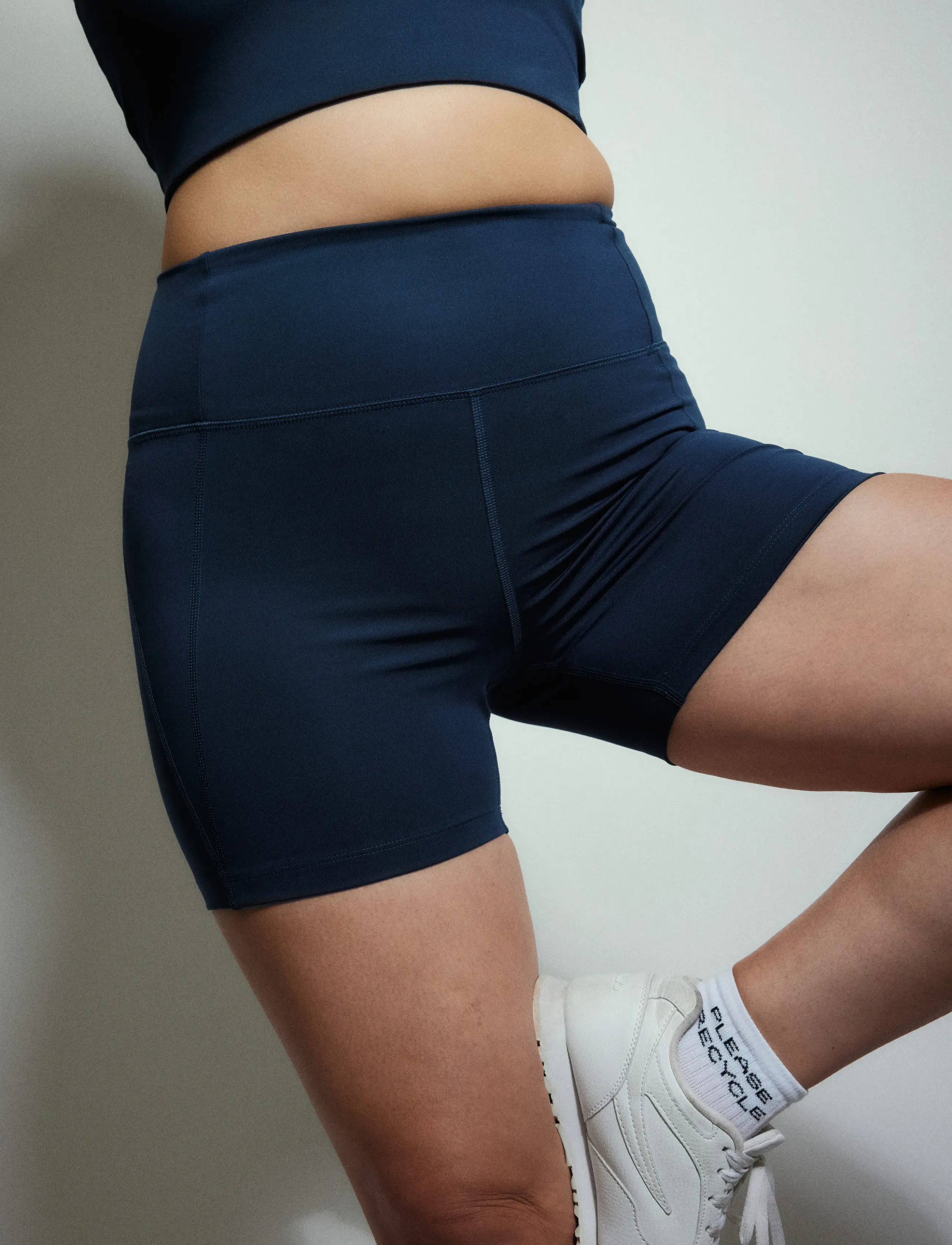 Girlfriend Collective - Compressive High-Rise Run Shorts - træningsshorts - midnight - 3