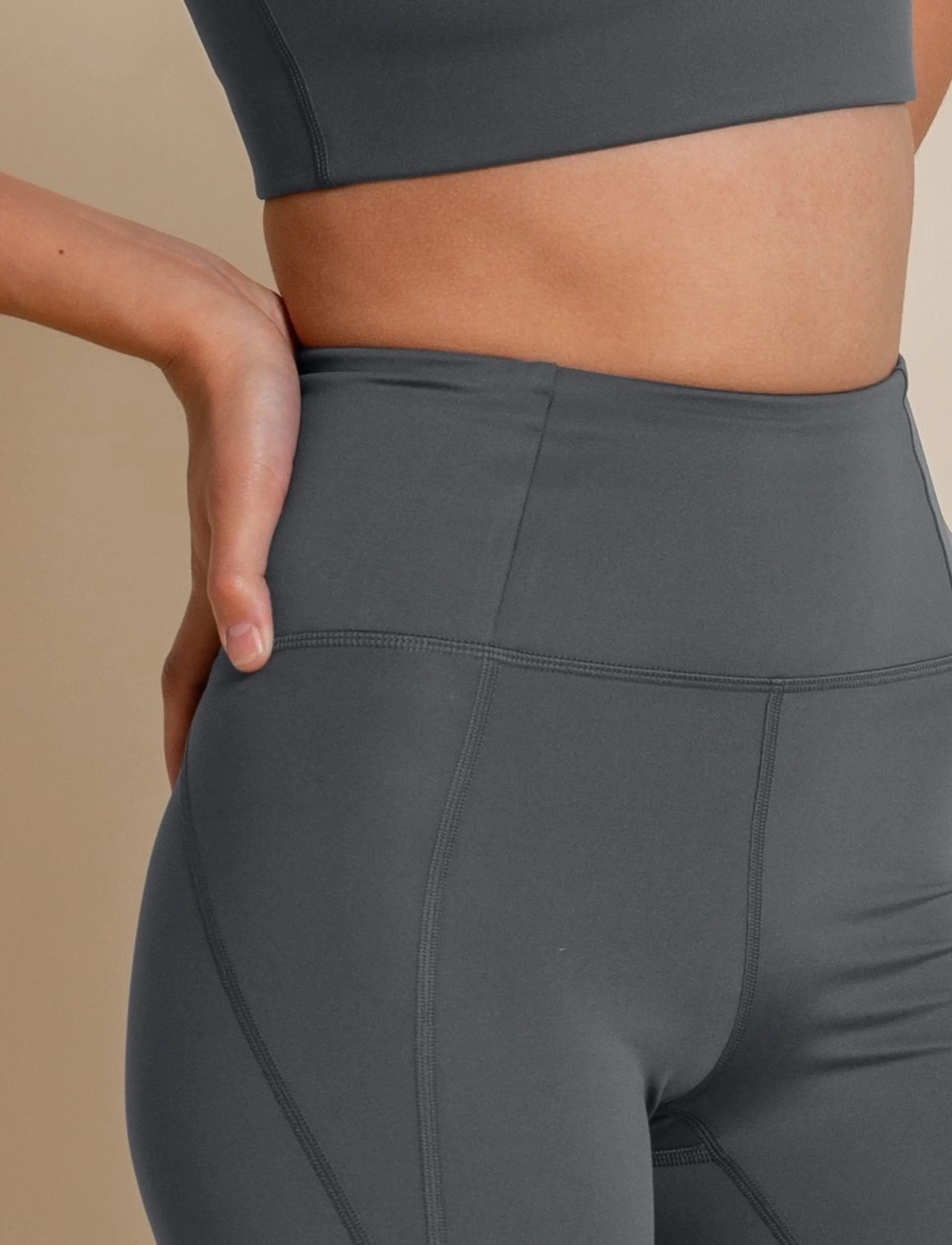 Girlfriend Collective - Compressive High-Rise Run Shorts - træningsshorts - moon - 4