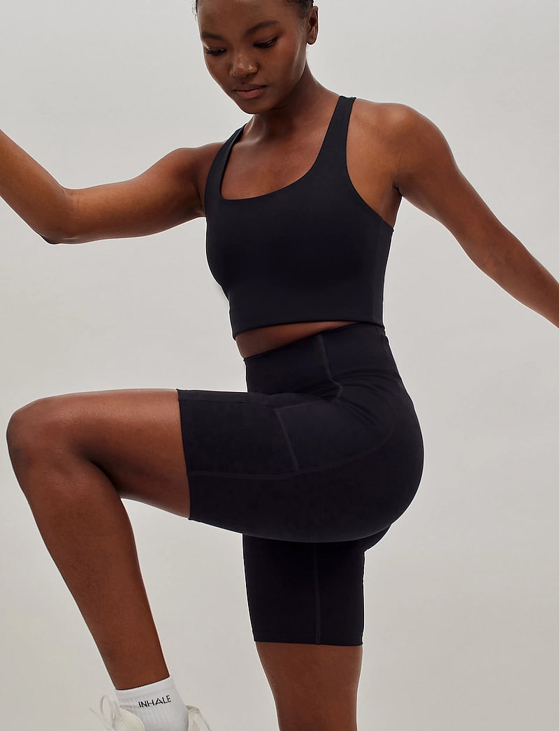 Girlfriend Collective - Pocket High-Rise Bike Shorts - treeningretuusid - black - 5