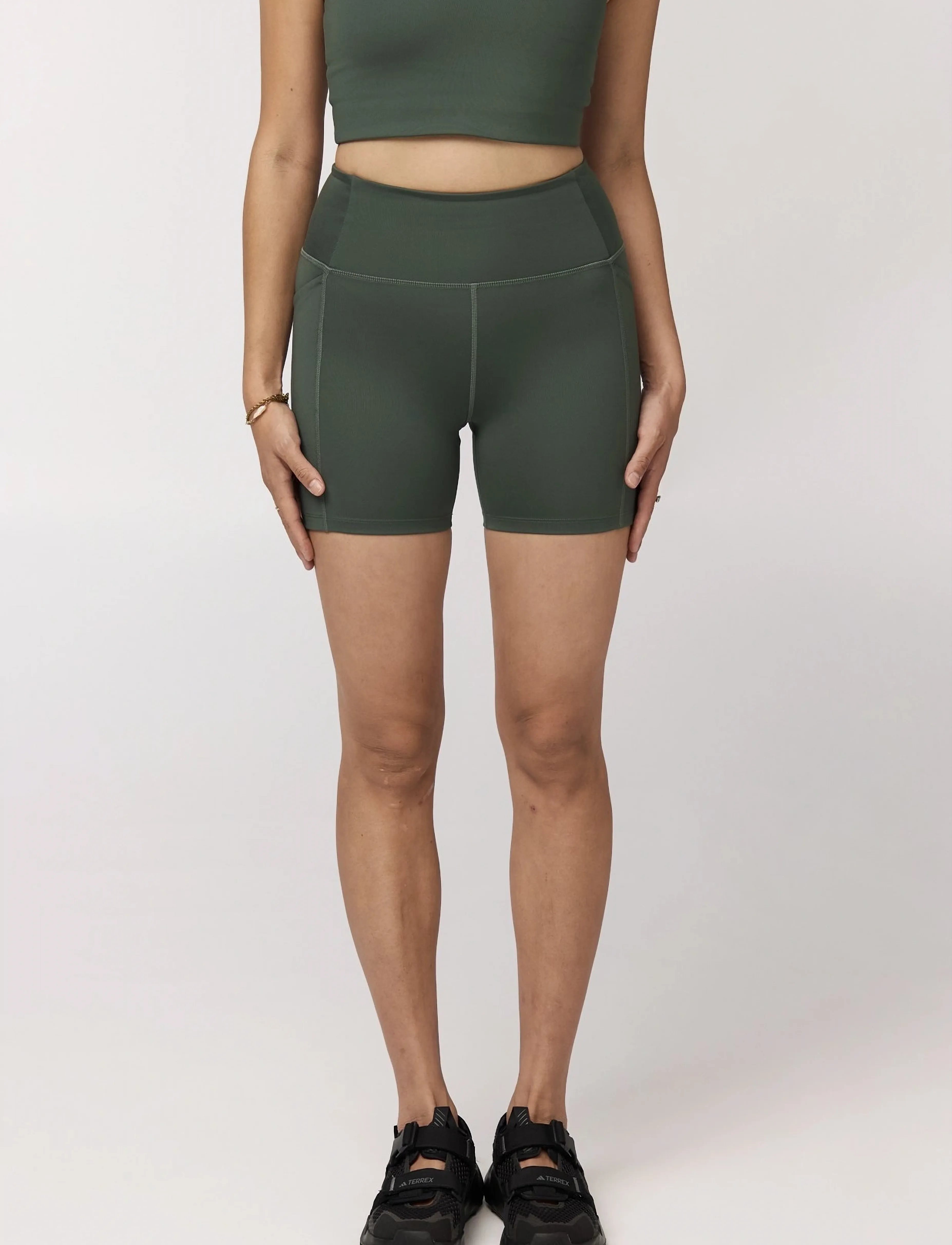 Girlfriend Collective - Pocket High-Rise Run Shorts - trainings-shorts - jungle - 5