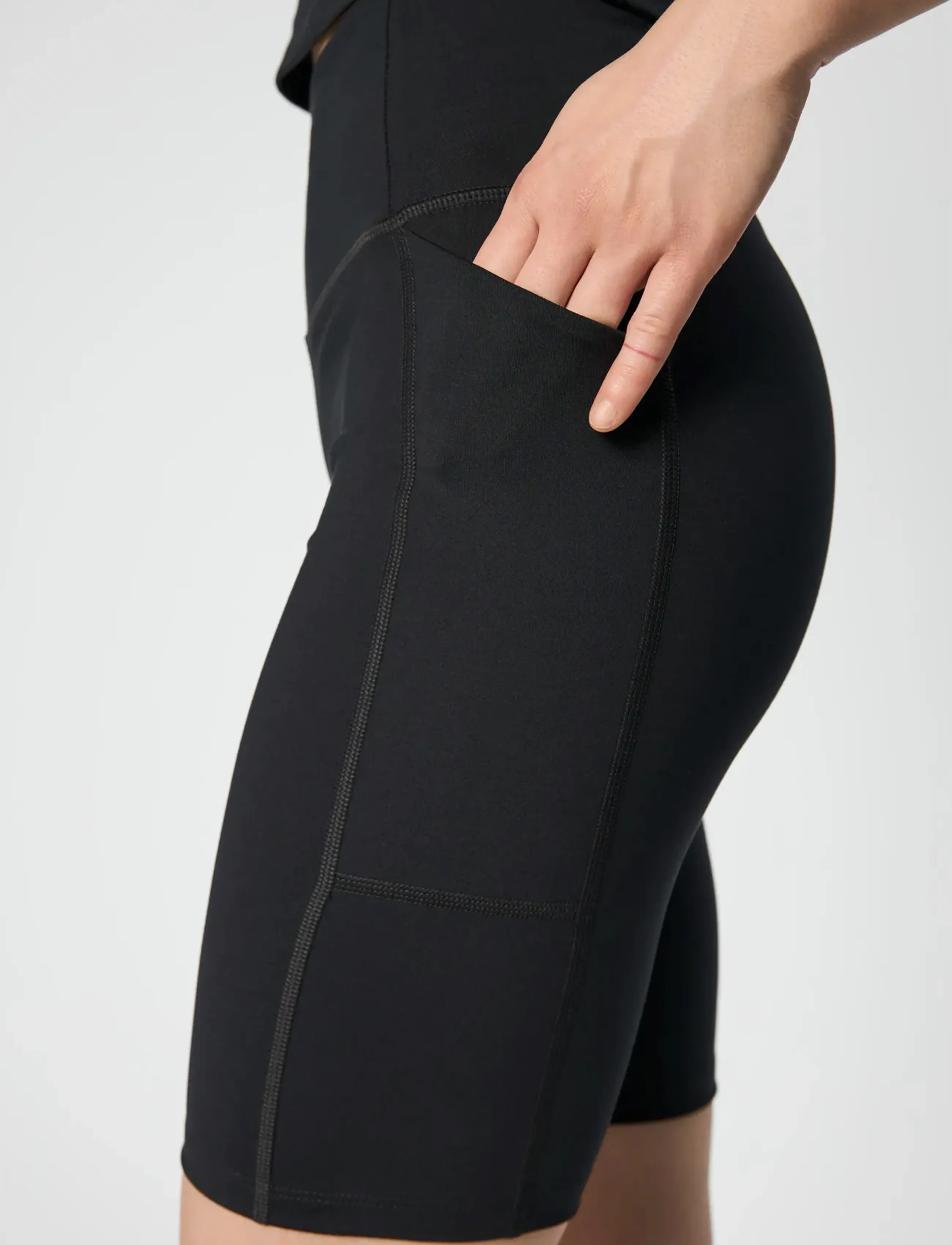 Girlfriend Collective - Pocket High-Rise Bike Shorts - 1/2 længde - black - 4