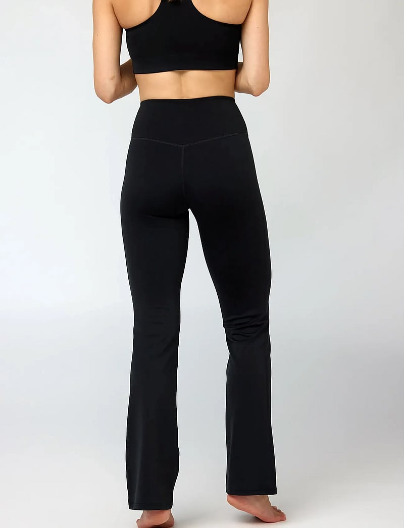 Girlfriend Collective - Float Ultralight Flare Legging - full längd - black - 3