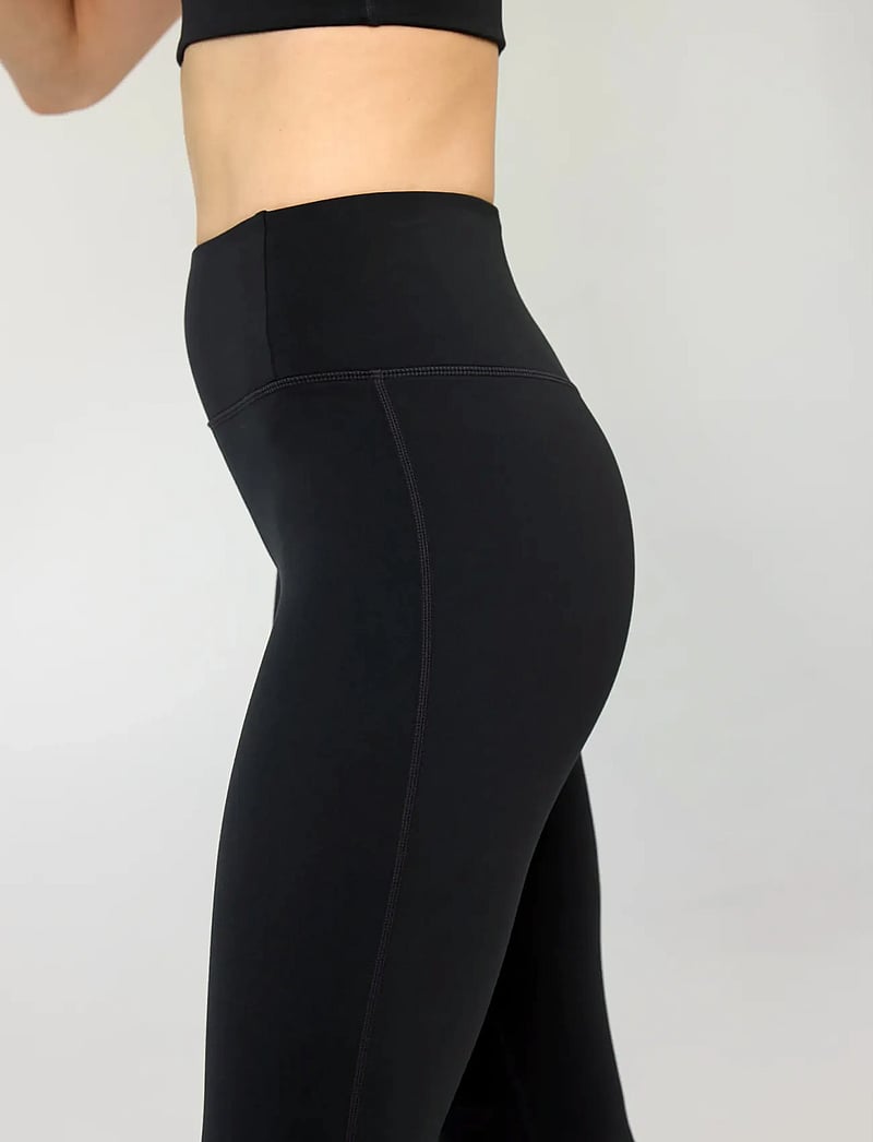 Girlfriend Collective - Float Ultralight Flare Legging - full längd - black - 5