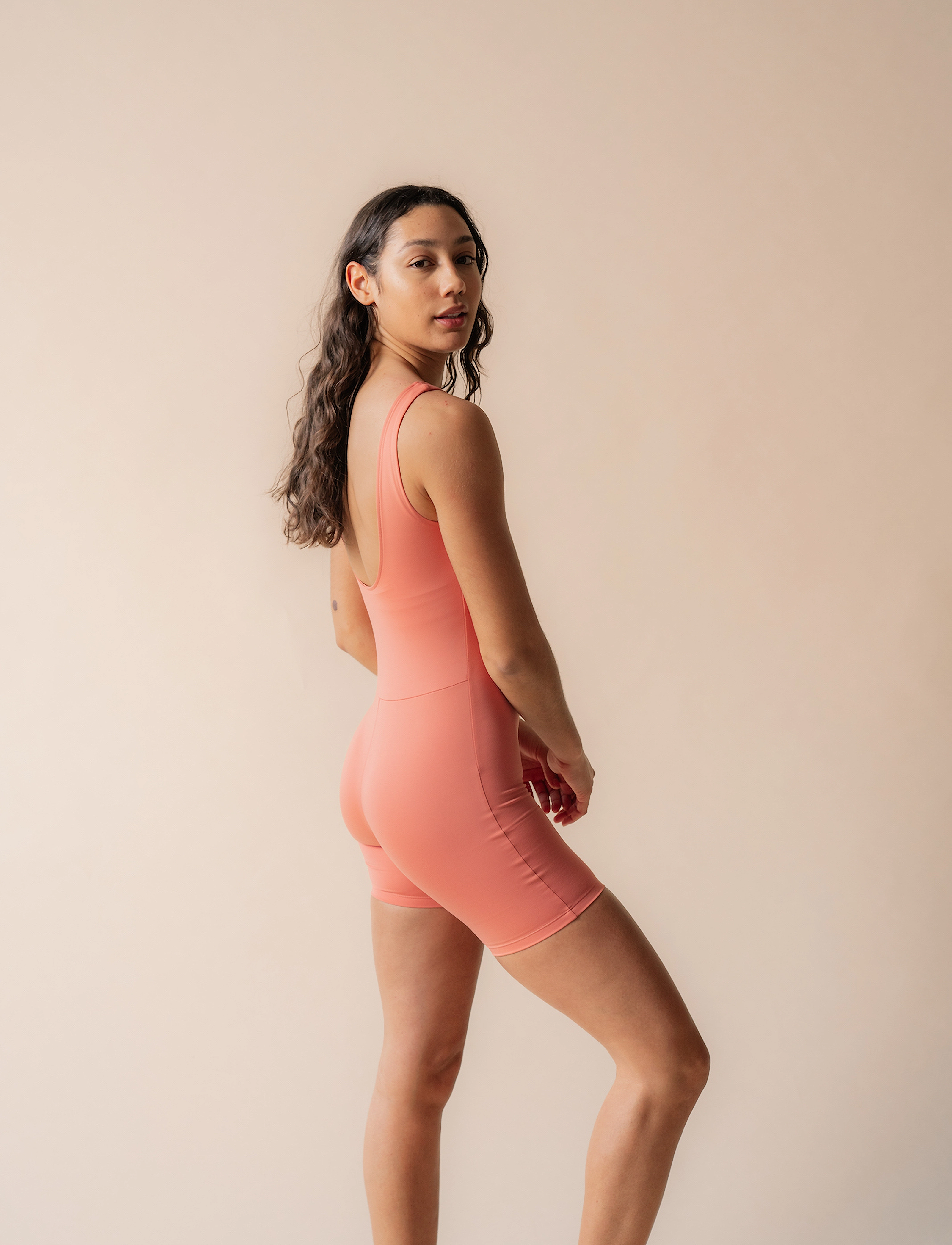 Girlfriend Collective - Bike Unitard, Scoop Neck - pükskostüümid ja bodid - primrose - 3