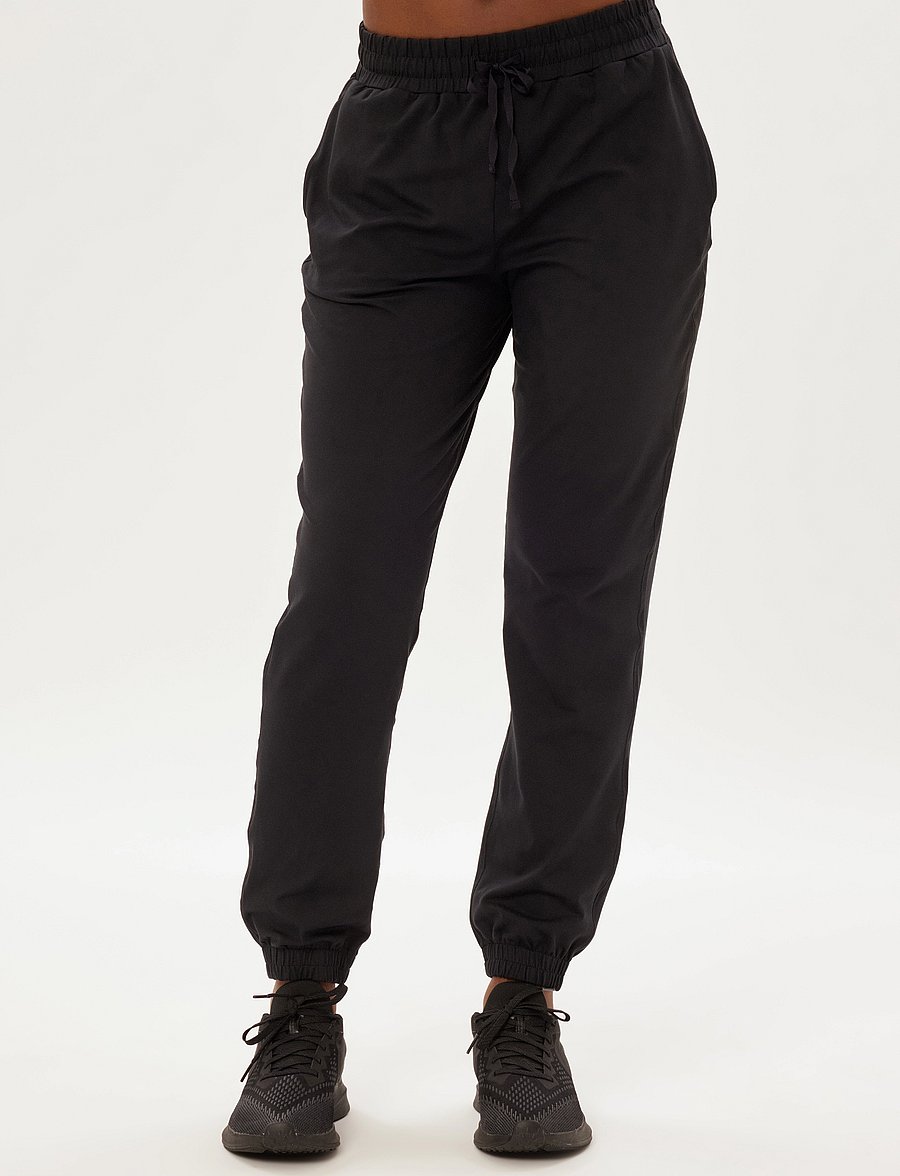 Girlfriend Collective - Reset Slim Straight Jogger - treeningpüksid - black - 4