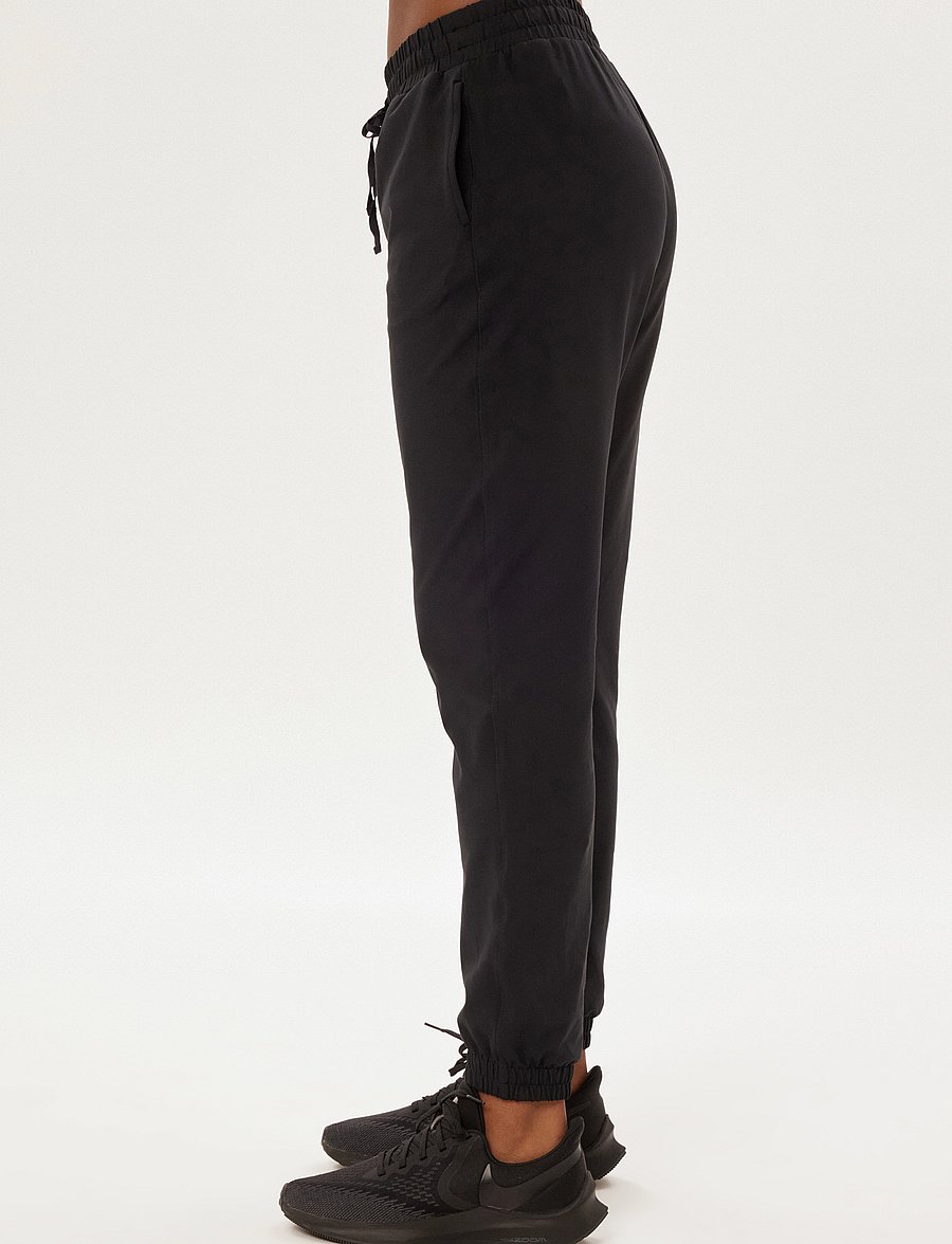 Girlfriend Collective - Reset Slim Straight Jogger - treeningpüksid - black - 5