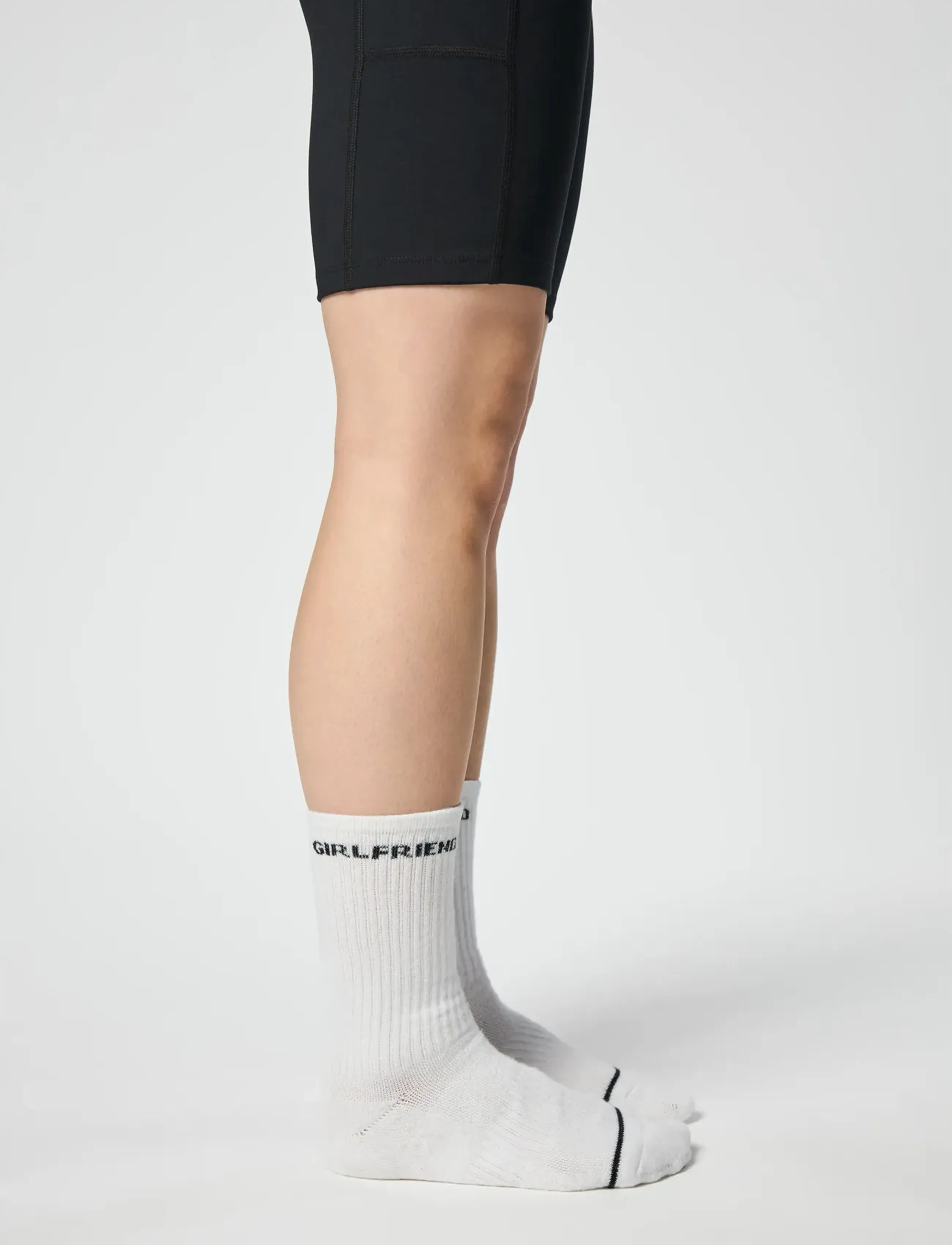 Girlfriend Collective - 3-Pack Girlfriend Crew Sock - laveste priser - bright white w black logo - 3