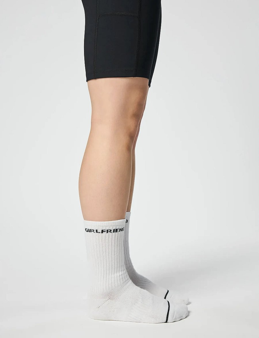 Girlfriend Collective - 3-Pack Girlfriend Crew Sock - undertøj og sokker - bright white w black logo - 3