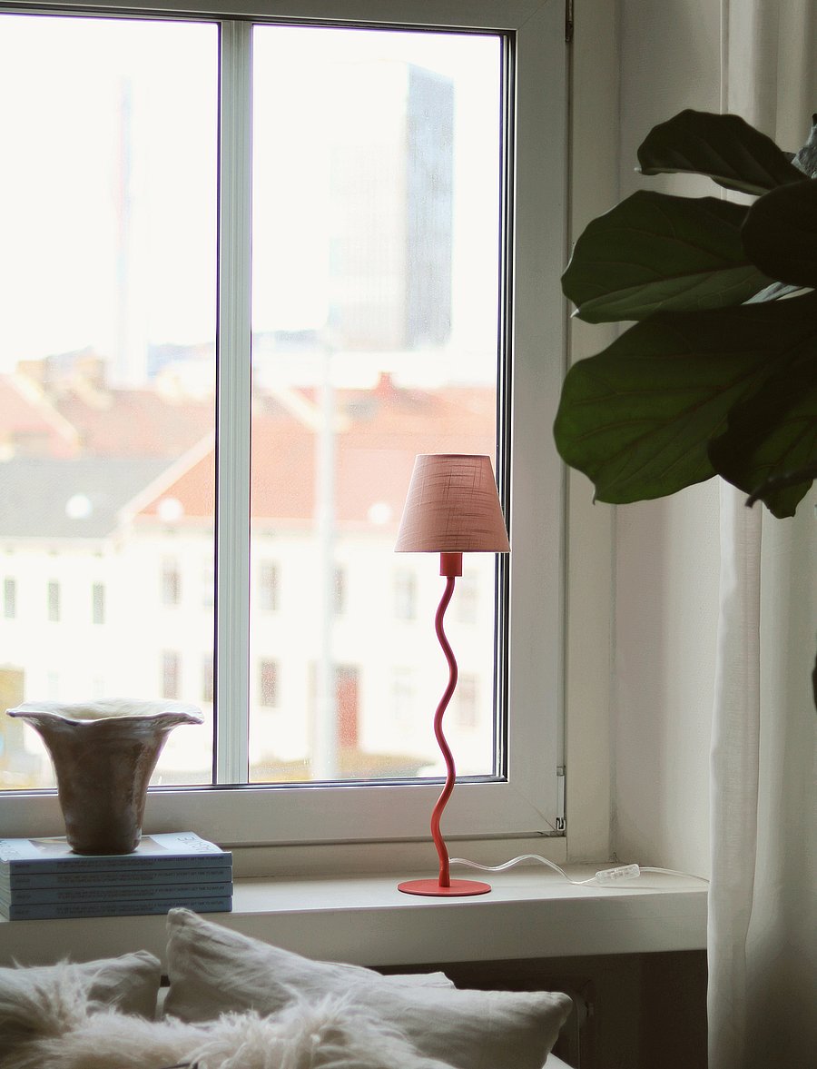 Globen Lighting - Table Lamp Base Twist 50 Black - schreibtisch- & tischlampen - pink - 4