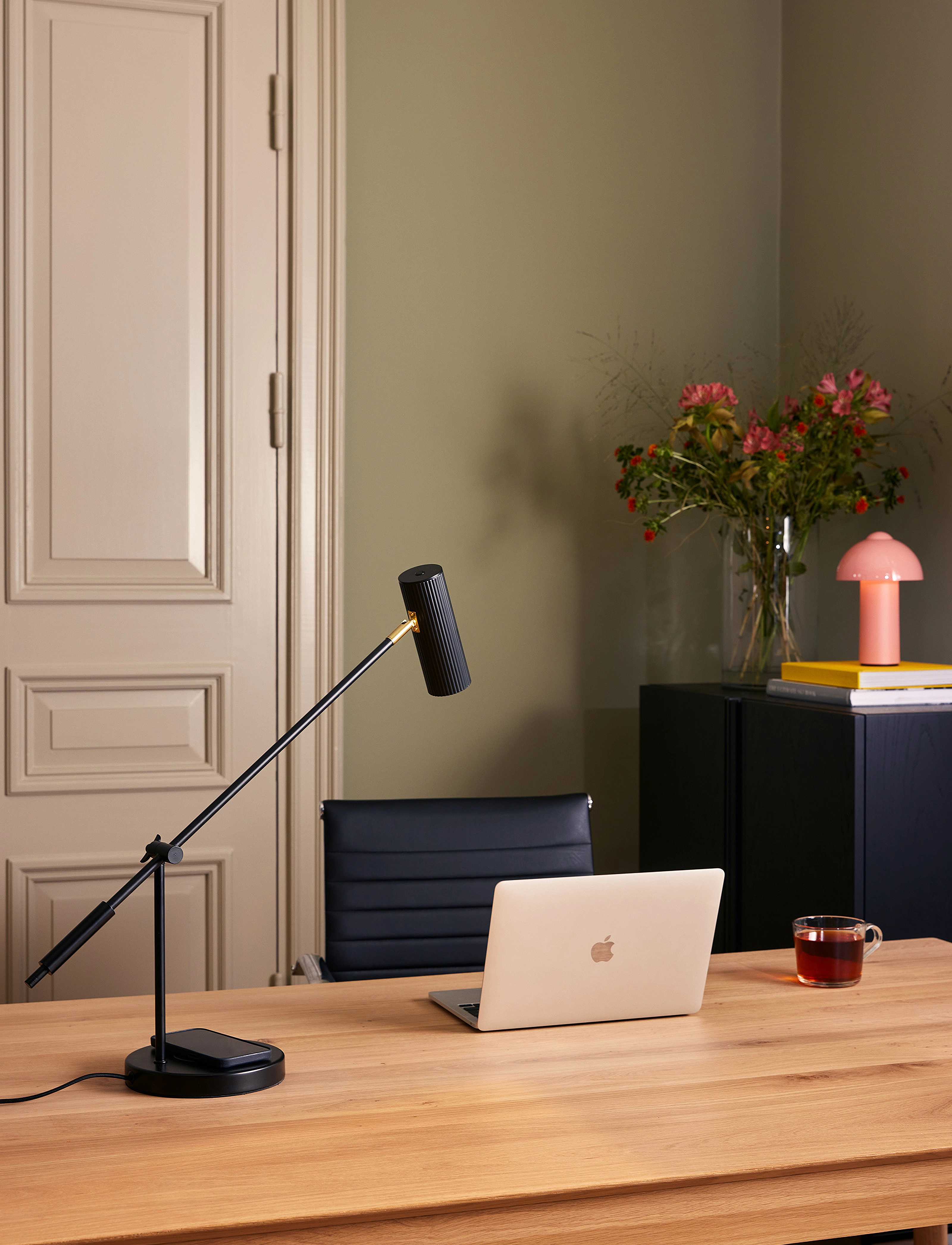 Globen Lighting Table Lamp Hubble Read With Wireless Charging Brushed Brass, H63.5 cm, Lamps, Schwarz - Homeware