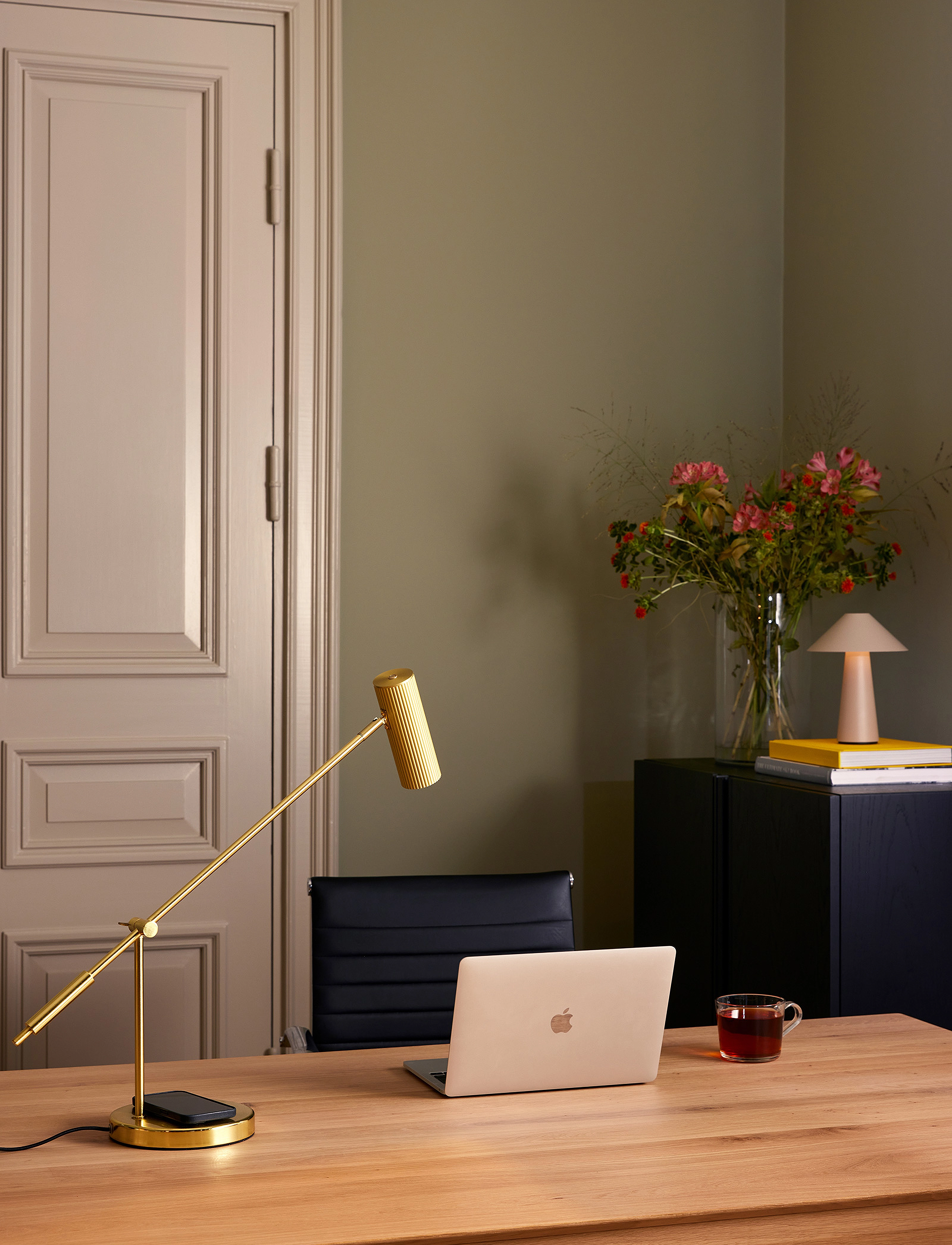 Globen Lighting Table Lamp Hubble Read With Wireless Charging Brushed Brass, H63.5 cm, Lamps, Gold - Homeware