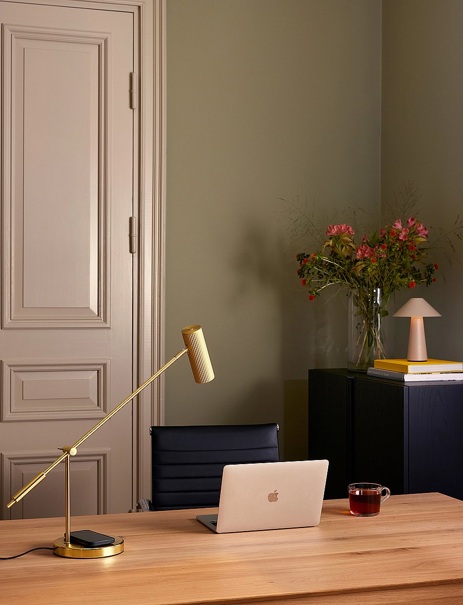 Globen Lighting - Table Lamp Hubble Read with wireless charging Brushed Brass - schreibtisch- & tischlampen - gold - 0