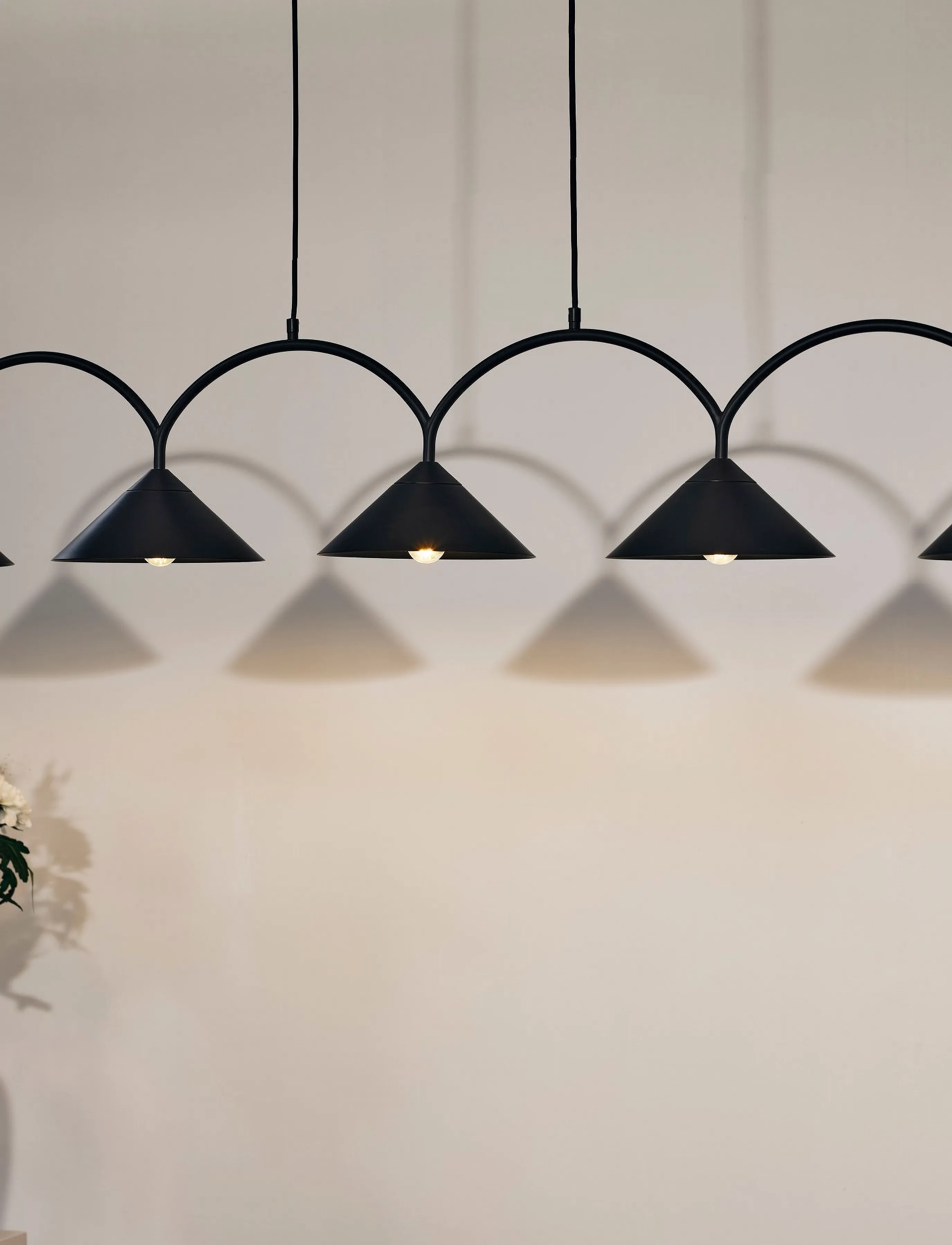 Globen Lighting Pendellampe Curve 5, 30X165 cm, Black, Loftslamper > Pendellamper, Unisex